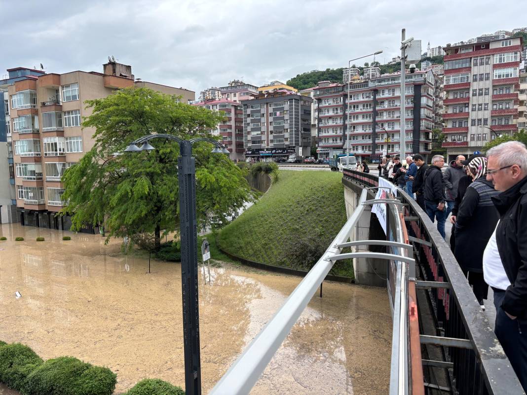 Sel suları Trabzon’u vurdu! Toklu deresi taştı, eski devlet sahil yolu Venedik’e döndü 26
